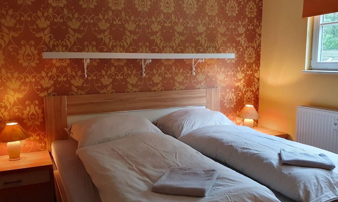 Gablenz Apartment | Vacation apartment in the manor house - directly opposite the castle with terrace and WLAN