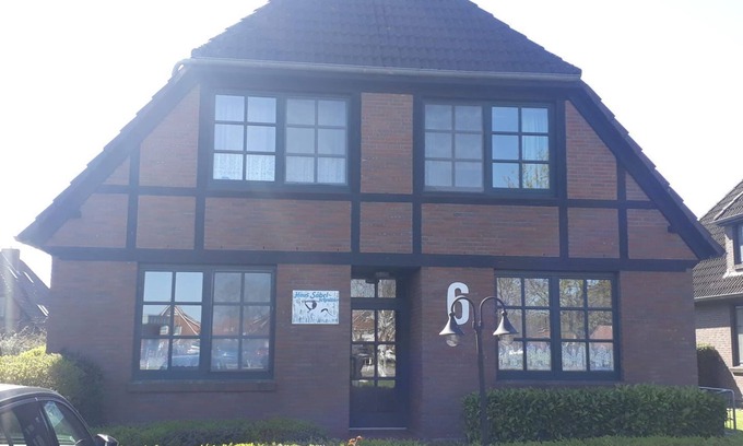 Werdum Apartment | Cozy Vacation Apartment Legewarfen 6/1 with Ocean View