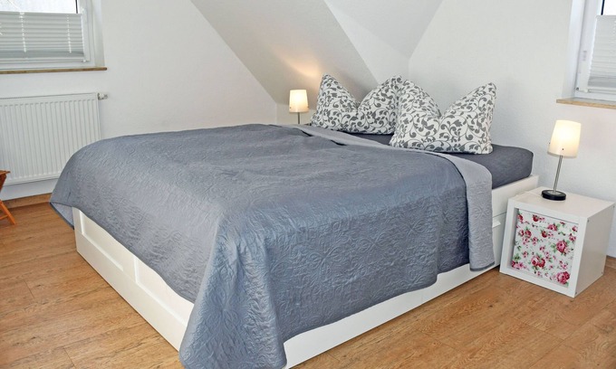 Thesenvitz Apartment | Cozy Holiday Rapsblüte Apartments with Fireplace in Lipsitz