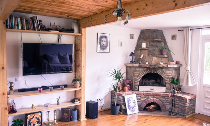 Viseu de Sus House | Idyllic Farm Vacation Apartment with Breakfast & Pet Friendly
