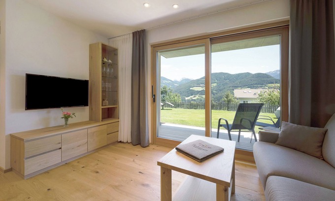 Feldthurns Apartment | Idyllic Vacation Apartment "Teutenhofer Kastanie" with Spa