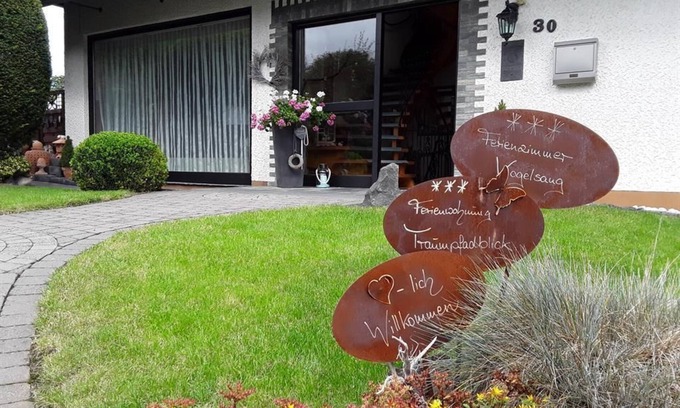 Rhens Apartment | Cozy Vacation Apartment Traumpfadblick with Balcony