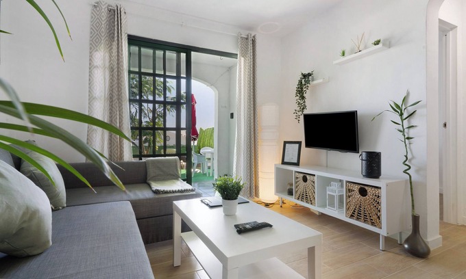Sonnenland Apartment | Scenic Vista A Y D Apartment with Pool and Mountain View