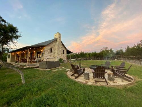 Fredericksburg House | Vacation Cabin Rental with Hot Tub and Fire Pit in Fredericksburg, Texas