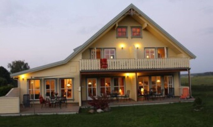 Wittenbeck Apartment | Charming Cottage in Bergen, Norway with Lake View & Spa