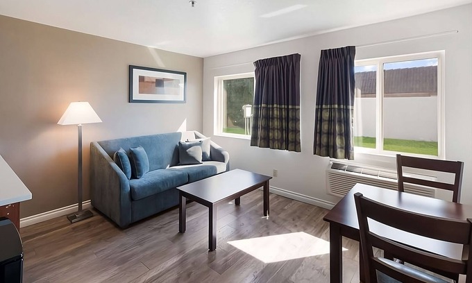 Tri-Cities Resort | Enjoy Your Perfect Getaway with Free Parking & Breakfast!