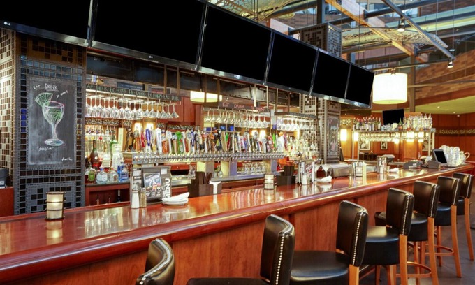 Matteson House | Discover Delightful Stays with Onsite Dining & Free Parking