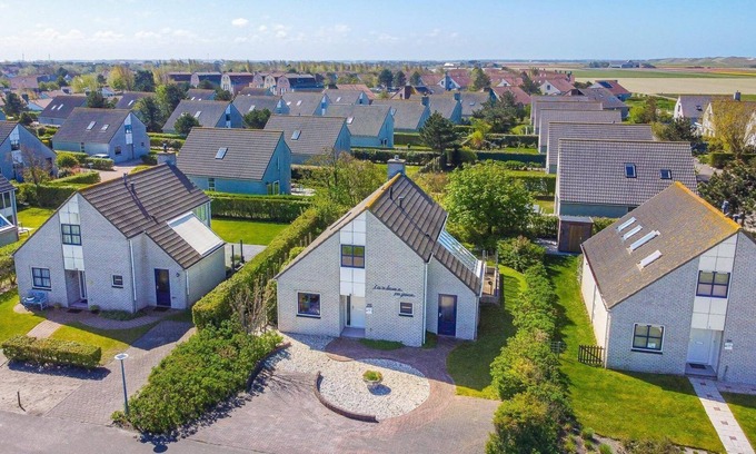Julianadorp aan zee House | Family-Friendly Duyngroet with Enclosed Garden Near Beach