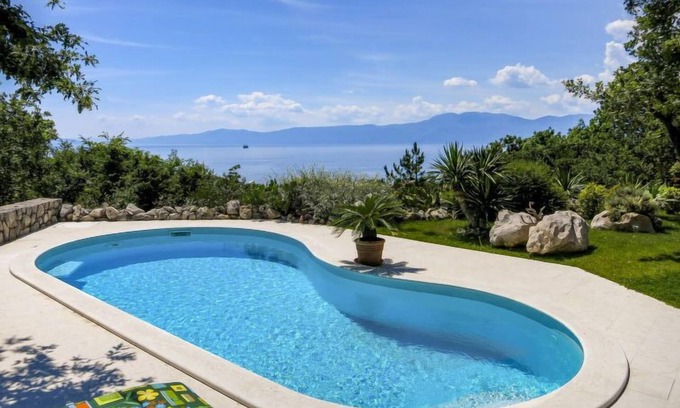 Zurkovo House | Outstanding Oceanfront Vacation Home Anamia with Private Pool
