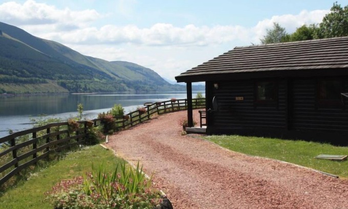 South Laggan House | Idyllic Birch Vacation Home with Lake View & Spa Amenities