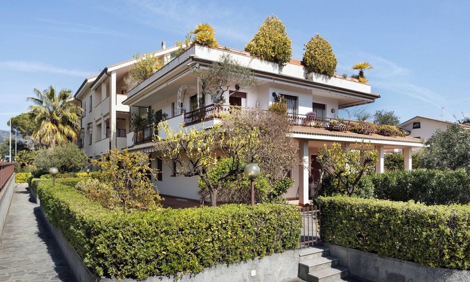 Diano Castello House | Seaside Escape: Casa di Oleg with Terrace & Pool
