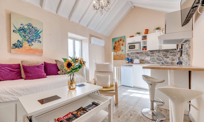 Ojen House | Cozy Vacation Home "Camelia" with Wi-Fi & Spa Amenities