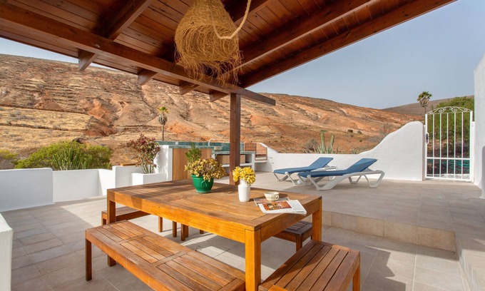 Haria House | Vacation Home 'Casa Azul' with Sea View, Private Terrace and Wi-Fi