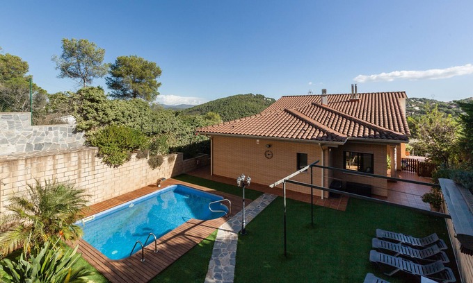 Canyelles House | Casa Lourdes: Private Pool, Garden & Wi-Fi Retreat