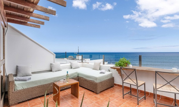Arrieta House | Beautiful 'Casa Roque' with Sea View, Wi-Fi & Spa Access