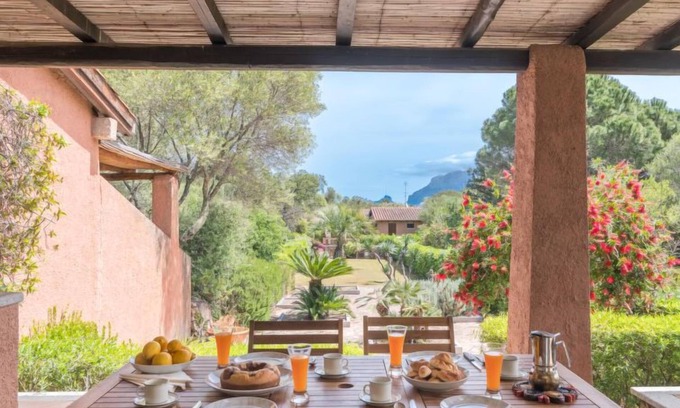 Porto Istana House | Seaside Retreat: Vacation Home Dalila with Ocean Views