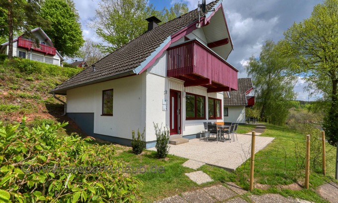 Kirchheim House | Idyllic Lake View Vacation Home for 6 with Pool & Spa
