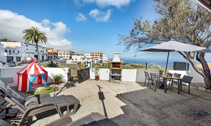Santa Barbara House | Cozy Casa Evarista: Sea View, Private Terrace & Wi-Fi