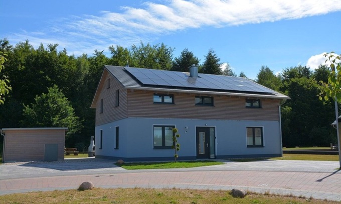 Muritz House | Spacious Vacation Home for 16 Guests with Ocean View