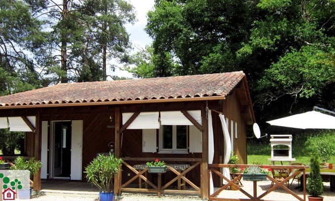 Lunas House | Cozy Wooden House with Private Pool for 4 in Lunas