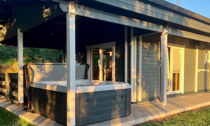 Wasungen House | Cozy Vacation Home for 5 with Pool and Ocean View