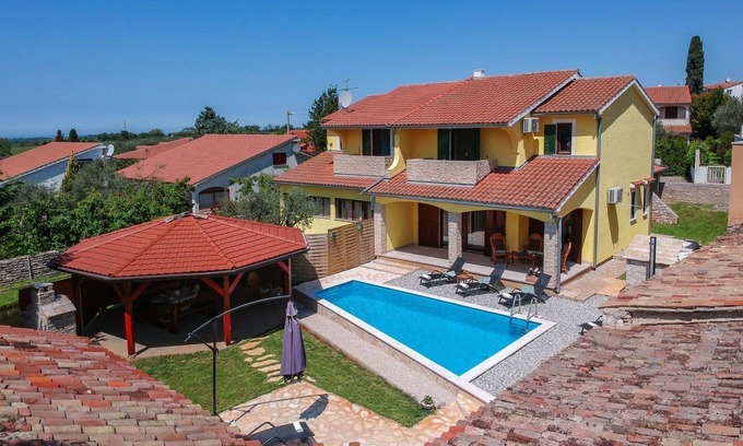 Kastelir-Labinci House | Ideal Vacation Home for 9 Guests in Rogovi