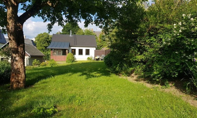 Markneukirchen House | Guest Rated 10/10: Family-Friendly Gartenglück Retreat