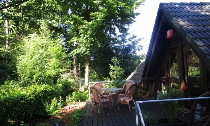 Strick House | Charming Countryside Retreat with E-Car Charging Station
