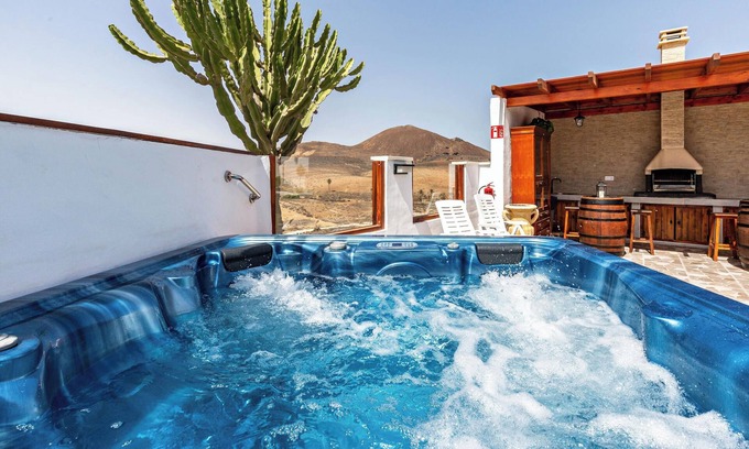 Tiscamanita Villa | Pet-Friendly Vacation Home La Cañada with Mountain View