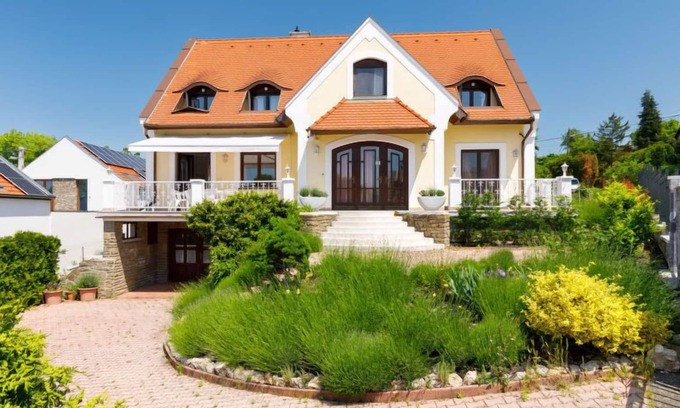 Tihany House | Pet-Friendly Vacation Home Lago with Oceanfront Views