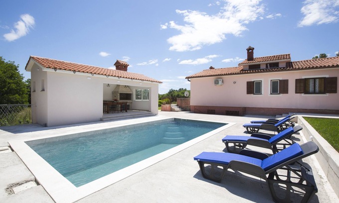Marceljani House | Family-Friendly Vacation Home Laura with Pool & Spa