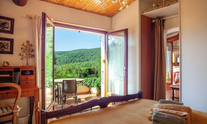 Ceyreste House | Relax in "Les Oiseaux" with Mountain View & Private Garden