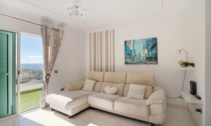 Arguineguin House | Sea View Retreat with Terrace, Balcony & Free Wi-Fi