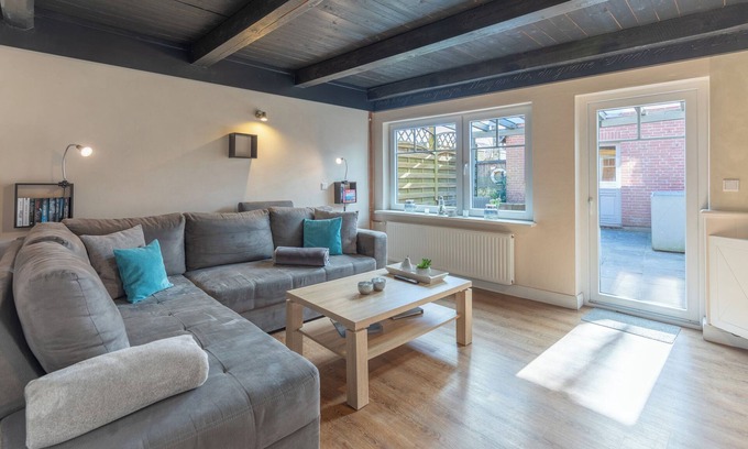 Zentrum House | Charming Matthis Skipperhuus with Ocean View in Husum