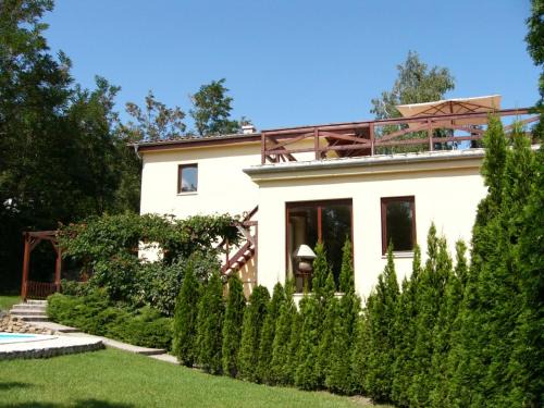 Szentendrei Villa | Ideal Vacation Home Near Budapest with Pool and Pets Welcome
