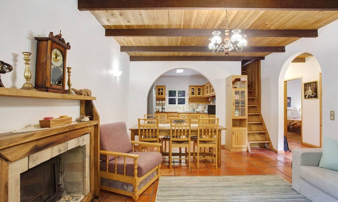 Santana House | Guest Rated Retreat with Mountain View & Private Terrace