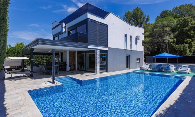 Valbandon House | Vacation home Rial 1 by Interhome