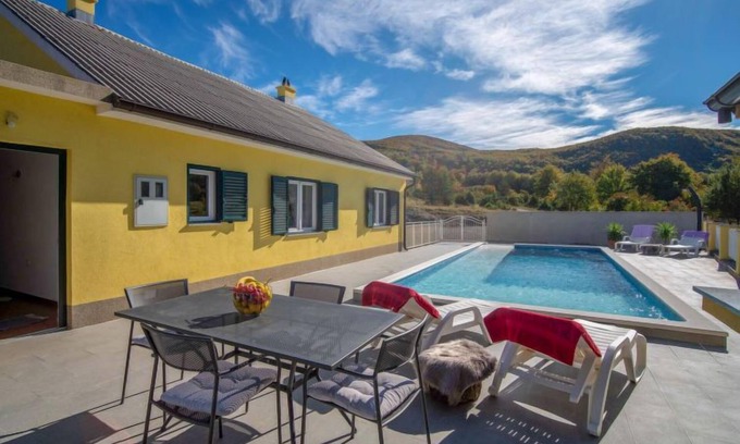 Senj House | Top-Rated Vacation Home Saulja with Oceanfront Amenities
