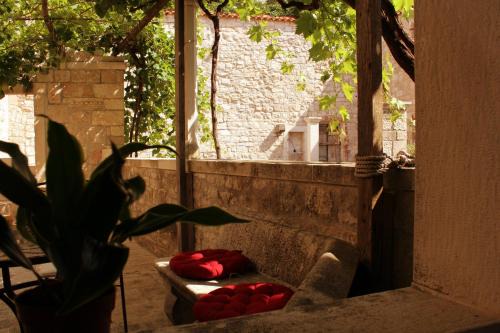Pucisca Apartment | Discover Vacation House "Kaštil" in Beautiful Pučišća