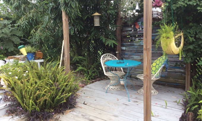 La Villa Gardens Cottage | Relax in a Cozy Oceanfront Duplex with Pool Access