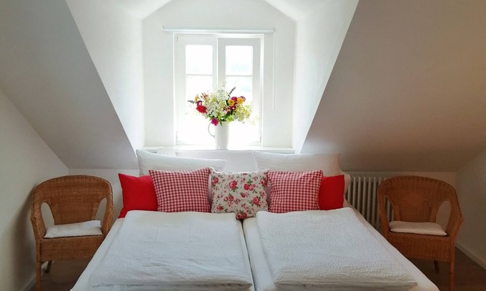 Kirchenlamitz Apartment | Relaxing Getaway near Weißenstädter See with Pool & Kitchen
