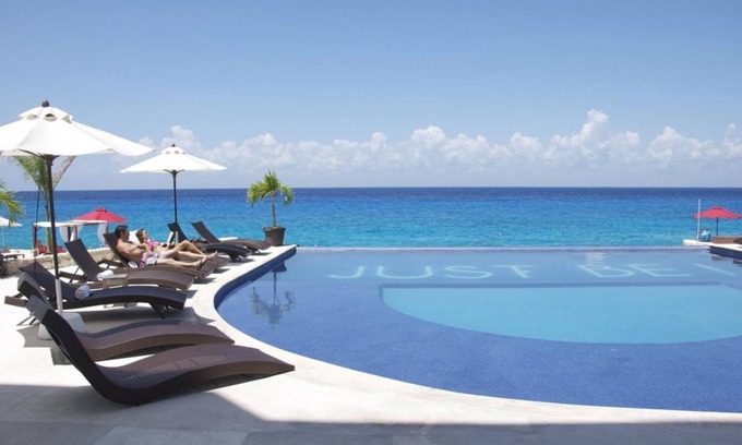Zona Hotelera Norte House | Unforgettable Beach Getaway: Pool, Pets Welcome & Ocean Views