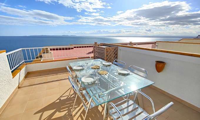 Almadraba-Canyelles Apartment | Seaside Getaway with Pool and Spa in Prime Location