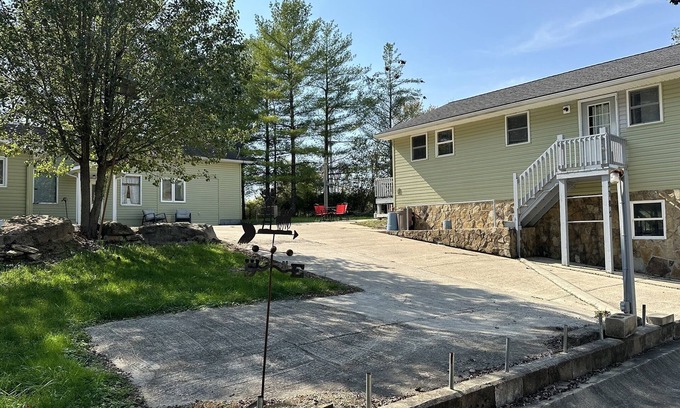 Albany Cottage | Relax at Twin Lake Retreat with Hot Tub and Scenic Ponds