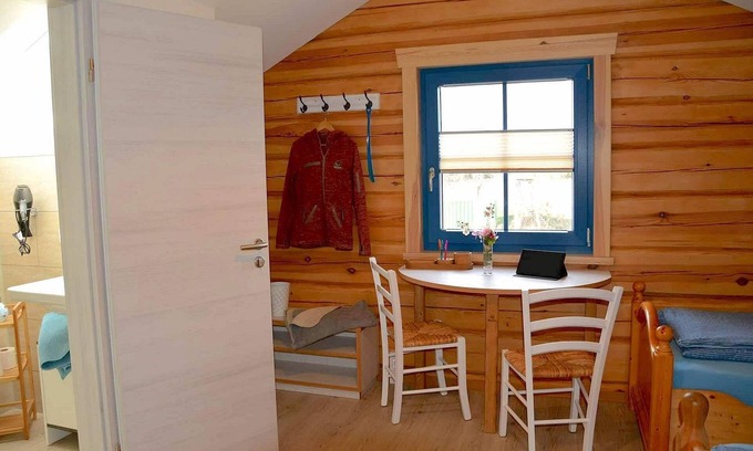 Quitzdorf am See Apartment | Comfortable Vacation Room Hecht-Kammer with Kitchen Access