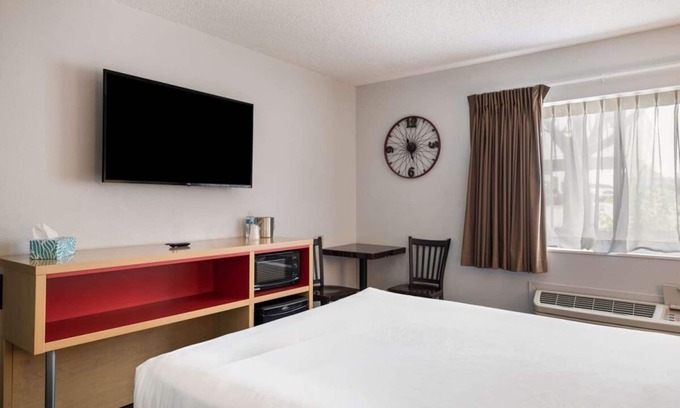 Ontario Hotel | Start Your Adventure: Pool, Pet-Friendly with Free Breakfast