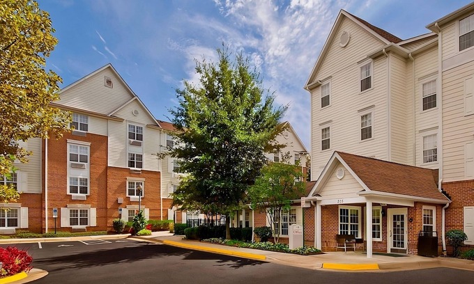 Falls Church Hotel | Ideal Getaway: Your Home Away from Home Near Attractions