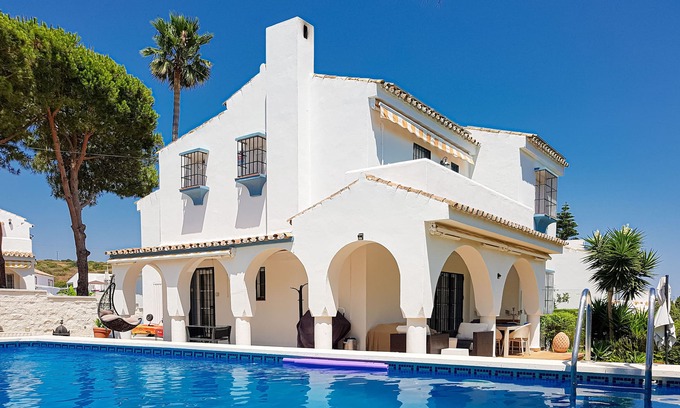La Gaspara House | Family Villa Retreat with Pool and Private Garden Escape