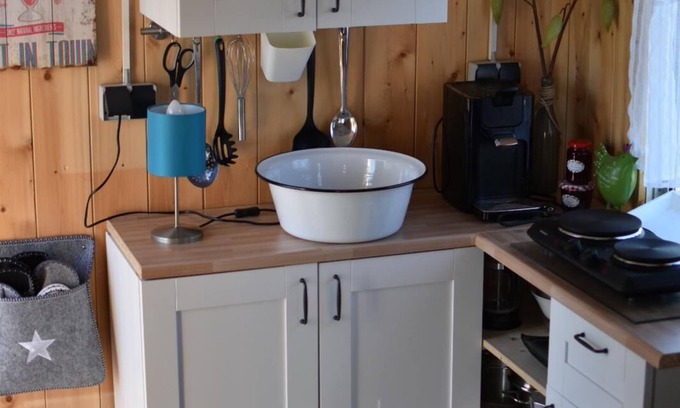 Glott Apartment | Idyllic Trailer Getaway with Spa and Scenic Pasture Views