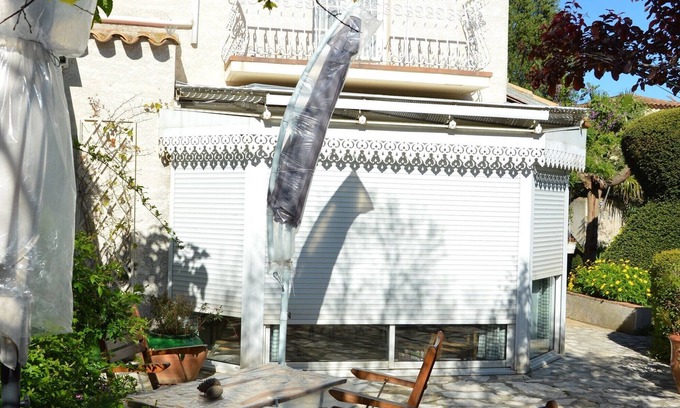 Sete Apartment | Relaxing Garden-Side Room in Sete, Steps from the Beach